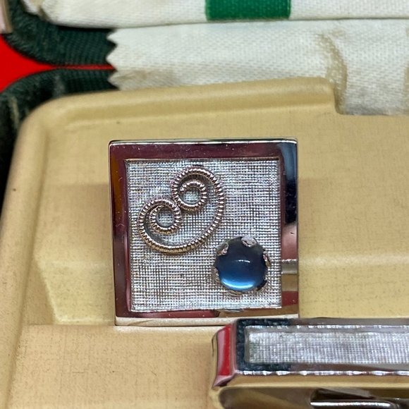 SHIELDS FIFTH AVENUE Vintage Cufflinks and Tie Clip Set Silver Blue Stone - Picture 3 of 5